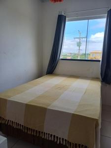 une chambre avec un lit et une fenêtre avec vue dans l'établissement Casa de Praia com piscina - Porto de Sauipe, à Porto do Sauipe