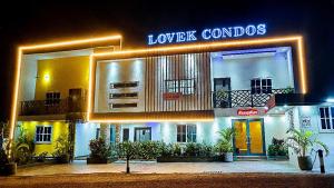 un edificio con un letrero que readsleveles condominios en Lovek Condos, en Kumasi