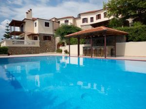 Bazén v ubytovaní Alonissos Muses Villas alebo v jeho blízkosti