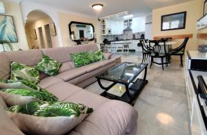 salon z kanapą i stołem w obiekcie Aljamar 3B w mieście Nerja