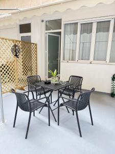 un patio con mesa y 4 sillas en City Vibes Athens, en Atenas