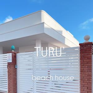 a white fence in front of a beach house at Turu' - beach house in Scoglitti