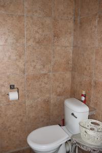 Un baño con inodoro y una pared de azulejos. en Ark Gastehuis and Williston Mall, en Williston 43 fotos más
