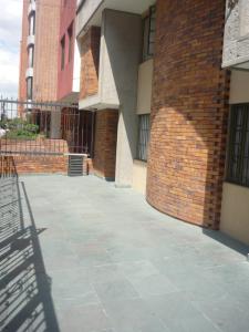 um edifício com uma parede de tijolos e um passeio em Hotel Casa La Riviera em Bogotá