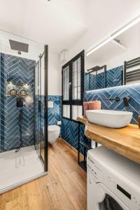 Un baño con lavabo y lavadora. en Exclusive Design Apartment, en Florencia