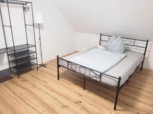 Postel nebo postele na pokoji v ubytování Live Smart in Altenburg Practical Apartments for Students and Workers
