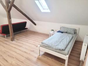 Postel nebo postele na pokoji v ubytování Live Smart in Altenburg Practical Apartments for Students and Workers