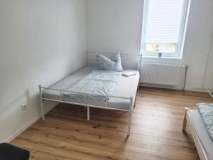 Postel nebo postele na pokoji v ubytování Live Smart in Altenburg Practical Apartments for Students and Workers