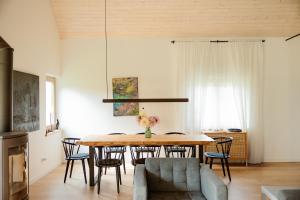 a dining room with a table and chairs at Dom w Marczowie in Prezezdziedza