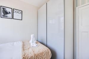 Ένα ή περισσότερα κρεβάτια σε δωμάτιο στο Charming Detached Bungalow - Close to Town Centre - Driveway Parking, Self-Check-In, Fast WiFi and Garden by Yoko Property +18 φωτογραφίες