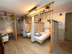 um quarto com dois beliches em um quarto em Baloo Hostel em Atenas