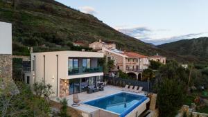 KatunVilla Aurora Azure - Luxury Infinity Pool Resort的山前带游泳池的房子