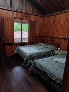 フォルトゥナにあるCABIN Gamboaの窓のある部屋にベッドが2つある