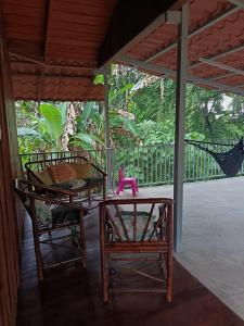 フォルトゥナにあるCABIN Gamboaのポーチ(椅子2脚、テーブル、ハンモック付) +3枚の写真
