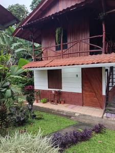 フォルトゥナにあるCABIN Gamboaの庭園内のバルコニー付きの家
