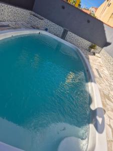 a pool of blue water next to a wall at HOTEL DIVINO PAI ETERNO 2 in Aparecida +6 photos