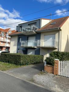 a house with a balcony on the side of it at Le Channel in Camiers