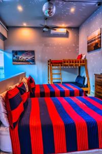 un dormitorio con dos camas y una litera en Unique FAMILY CAVE Heated Pool on demand, en Puerto Peñasco 37 fotos más