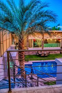 una palmera en un balcón junto a una piscina en Unique FAMILY CAVE Heated Pool on demand, en Puerto Peñasco