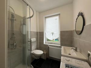 un bagno con doccia, WC e finestra di Modern & Comfortable Apartments in Central Altenburg ad Altenburg Altre 74 foto