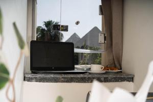 Телевизор и/или развлекательный центр в Camel Pyramids View Inn
