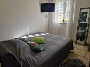 ein Schlafzimmer mit einem Bett mit zwei Kissen und einem Spiegel in der Unterkunft Villa Erika, Landidyll bei Ostuni in San Vito dei Normanni + 8 Fotos