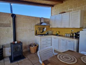 eine Küche mit weißen Schränken und einem Herd in der Unterkunft Villa Erika, Landidyll bei Ostuni in San Vito dei Normanni