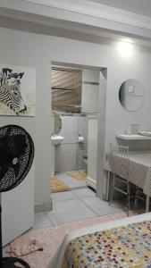 una habitación con un baño con lavabo y una cama en Privacy and comfort, en Durban