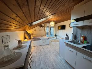 Kuchyň nebo kuchyňský kout v ubytování BOHO Apartment Skye