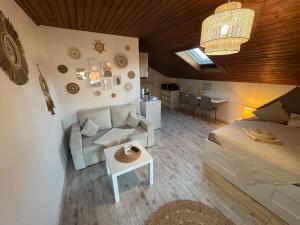 Postel nebo postele na pokoji v ubytování BOHO Apartment Skye