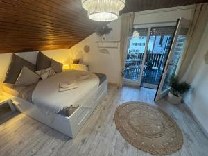 Postel nebo postele na pokoji v ubytování BOHO Apartment Skye