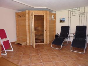A seating area at Sportlerhof