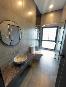 un bagno con lavandino, WC e specchio di Rainy House By Serenity Sea House a Ban Khao Khwang (2) Altre 7 foto