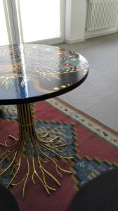 una mesa sobre una alfombra en Residence "I Centralissimi Mamiblu' ", en Vasto