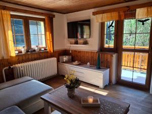 a living room with a couch and a table at Chata Alaska in Jáchymov