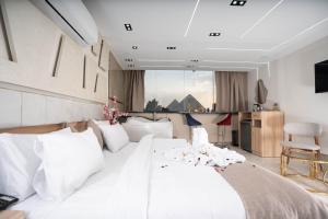 Кровать или кровати в номере Camel Pyramids View Inn