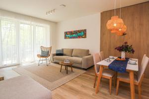Posezení v ubytování Platán Experience Apartman with lakeview