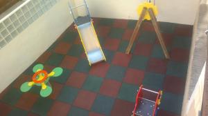Draufsicht auf einen Fliesenboden mit Rutsche in der Unterkunft Hotel Yeste in Yeste
