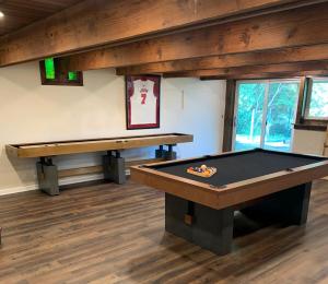 Biliár nebo kulečník v ubytování Luxury 15-Acre Fox Lake Retreat