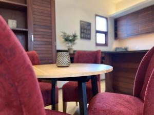 a table and chairs in a waiting room at Boutique Hotel Casa Grande, Dominican Voyage, Suite familiar de 2 dormitorios in Santo Domingo
