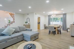 un soggiorno con un divano e un tavolo di Beautiful 5 bedroom sleeps16 pool Universal a Los Angeles
