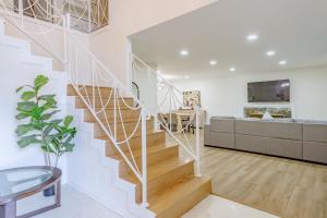 una scala in una casa con soggiorno di Beautiful 5 bedroom sleeps16 pool Universal a Los Angeles