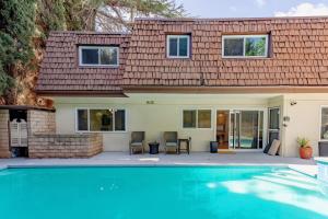 una casa con una piscina di fronte di Beautiful 5 bedroom sleeps16 pool Universal a Los Angeles