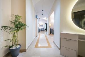 Μια τηλεόραση ή/και κέντρο ψυχαγωγίας στο Serenity Suite 2BHK Prime Location F-11 +29 φωτογραφίες