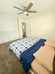 Postel nebo postele na pokoji v ubytování Villa with amazing pool & yard near NYC & Queens