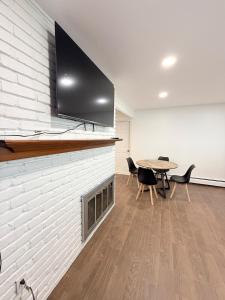 Imagen de la galería de Villa with amazing pool & yard near NYC & Queens, en Levittown