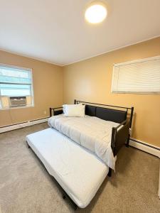 Imagen de la galería de Villa with amazing pool & yard near NYC & Queens, en Levittown