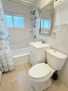 Imagen de la galería de Villa with amazing pool & yard near NYC & Queens, en Levittown 23 fotos más