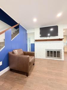 TV a/nebo společenská místnost v ubytování Villa with amazing pool & yard near NYC & Queens