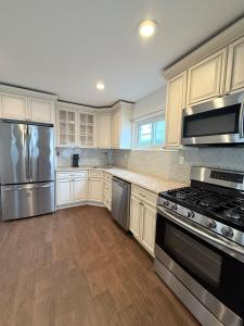 Kuchyň nebo kuchyňský kout v ubytování Villa with amazing pool & yard near NYC & Queens